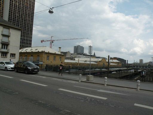  la gare sous un ciel menaçant
